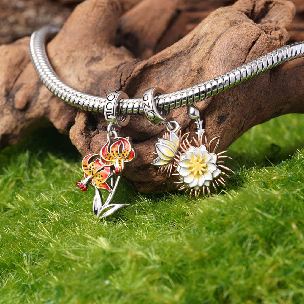 Superb Lily Pendant image number 2