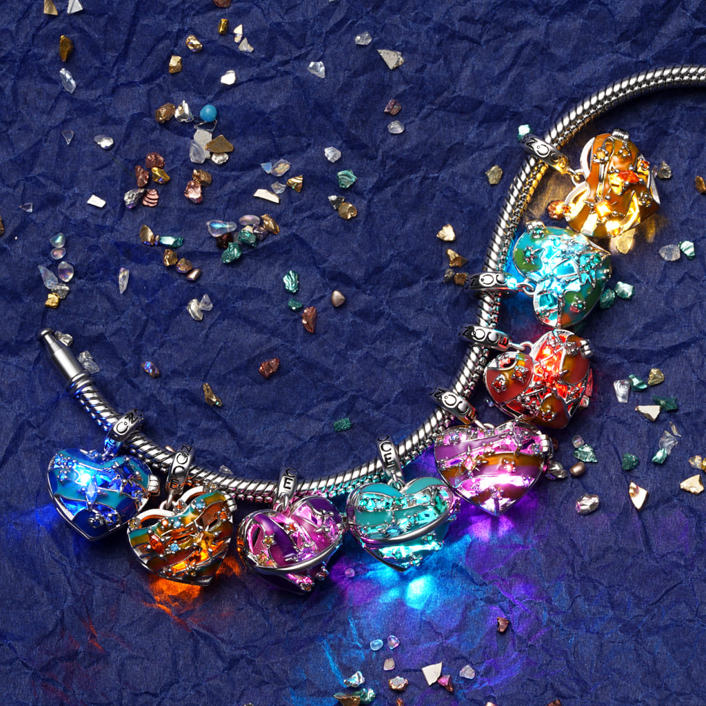 Heart Wireless LED Glow Mars Pendant image number 4