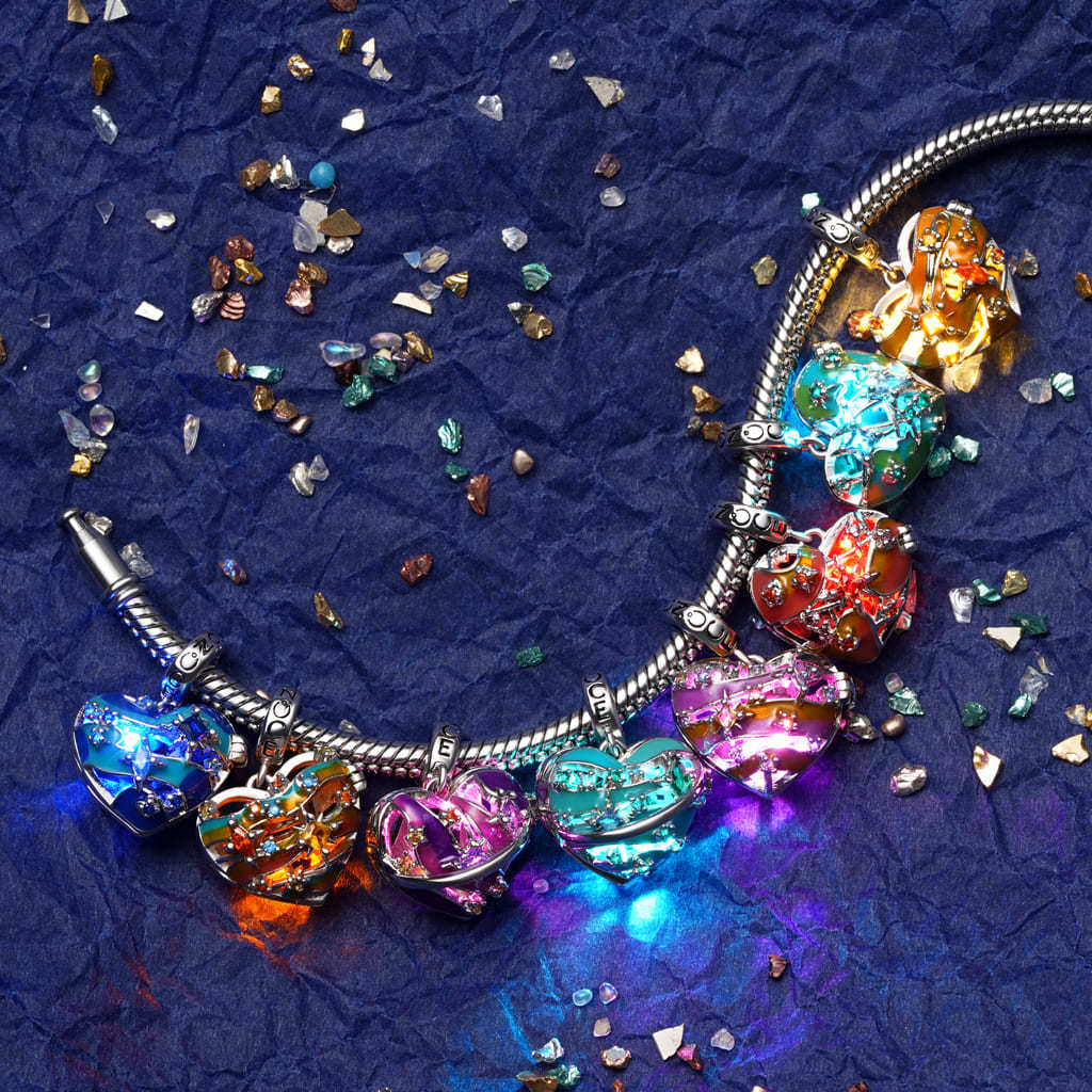 Heart Wireless LED Glow Mars Pendant image number 4