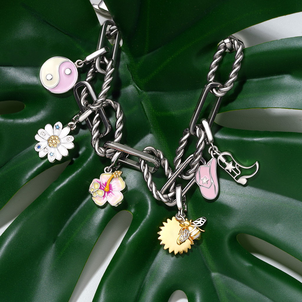 Twist-and-loop Link Chain Bracelet image number 2