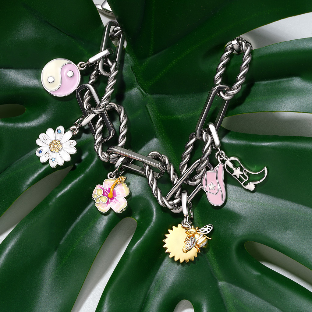 Twist-and-loop Link Chain Bracelet image number 2