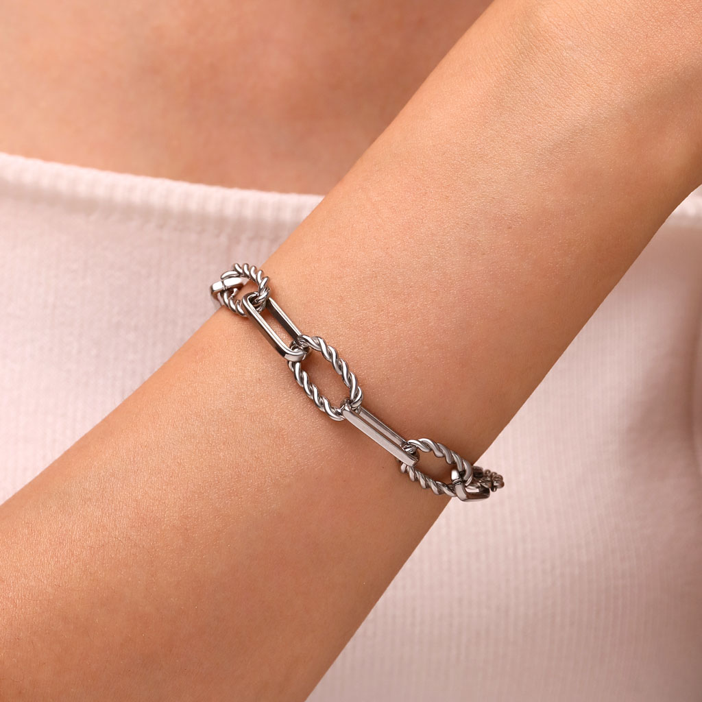 Twist-and-loop Link Chain Bracelet image number 4