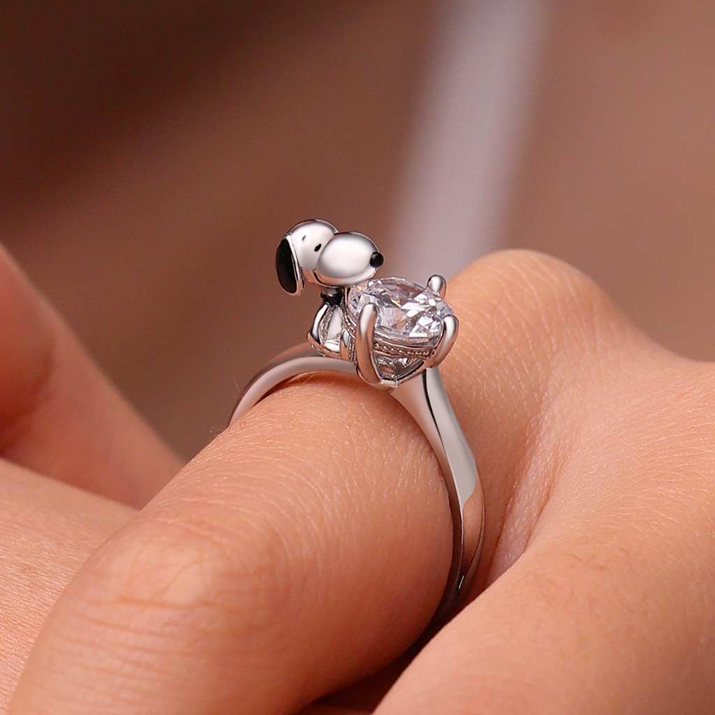 Peanuts Snoopy Hug White Diamond Ring image number 4