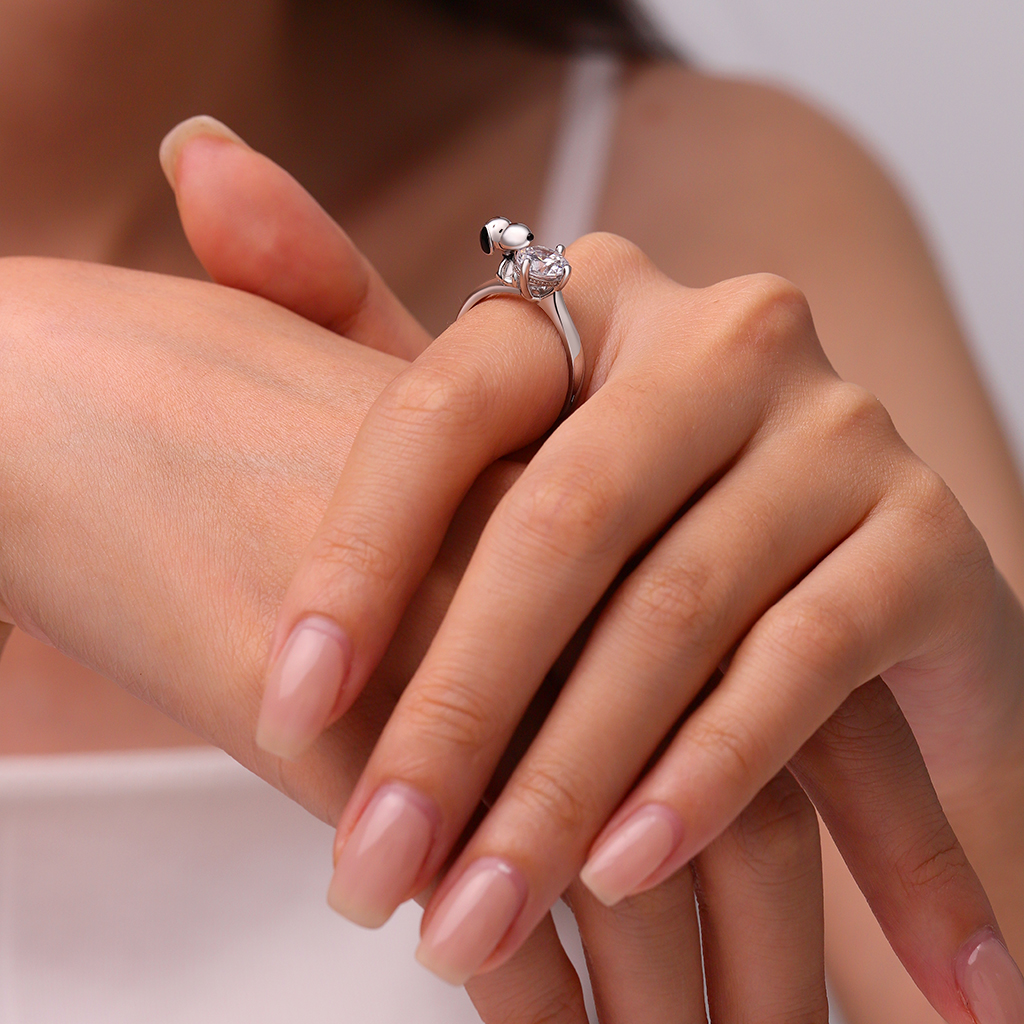 Peanuts Snoopy Hug White Diamond Ring image number 3