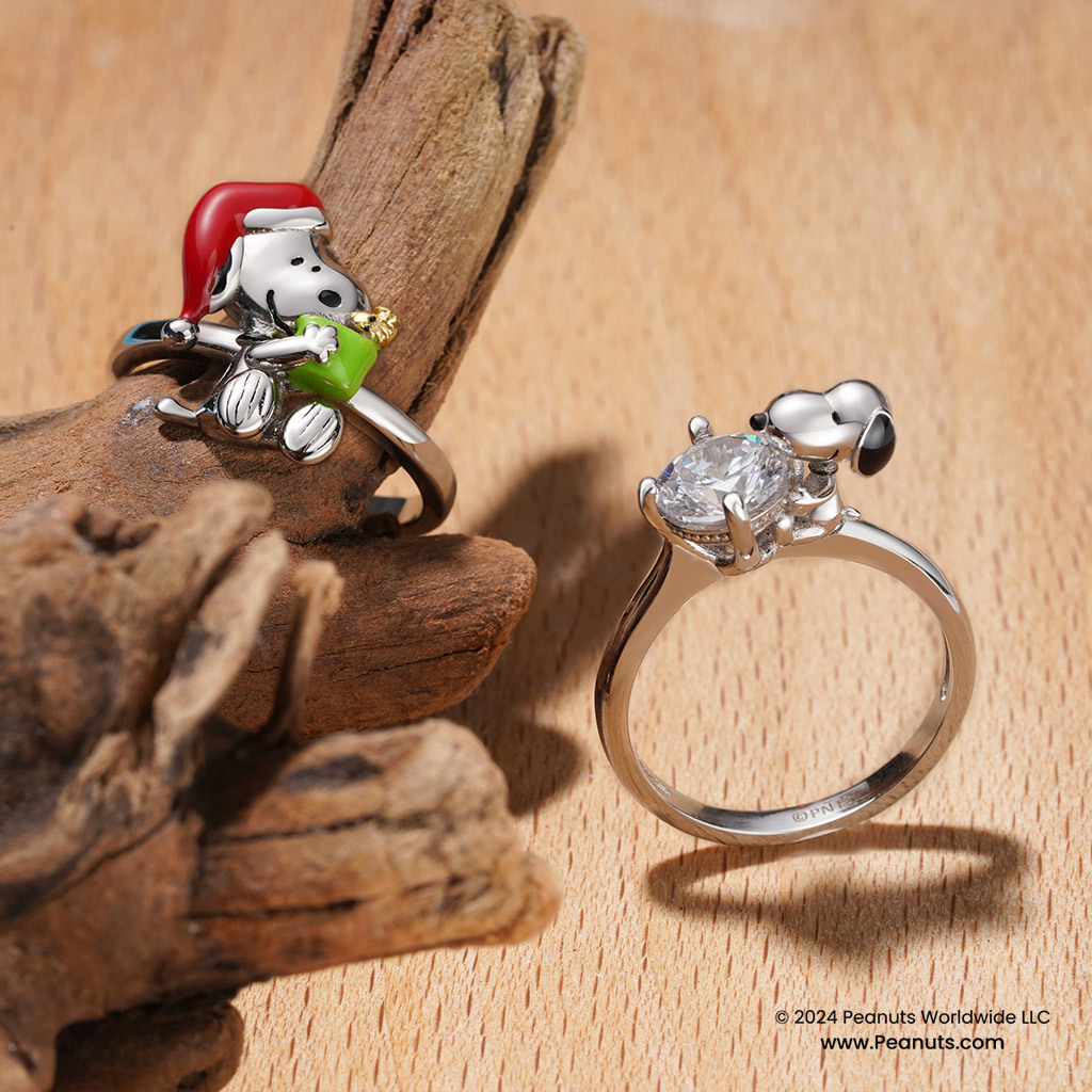 Peanuts Snoopy Hug White Diamond Ring image number 2
