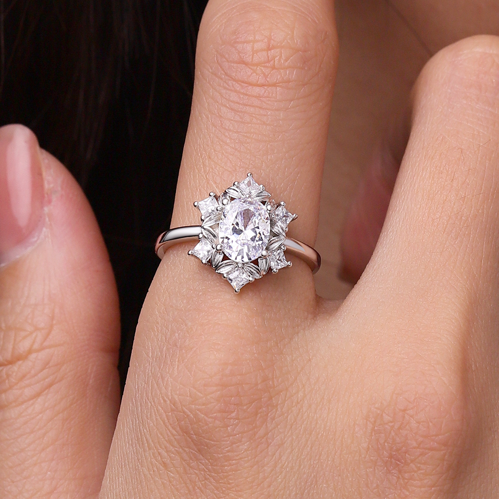 Classic Leaf-Cut Ring image number 4