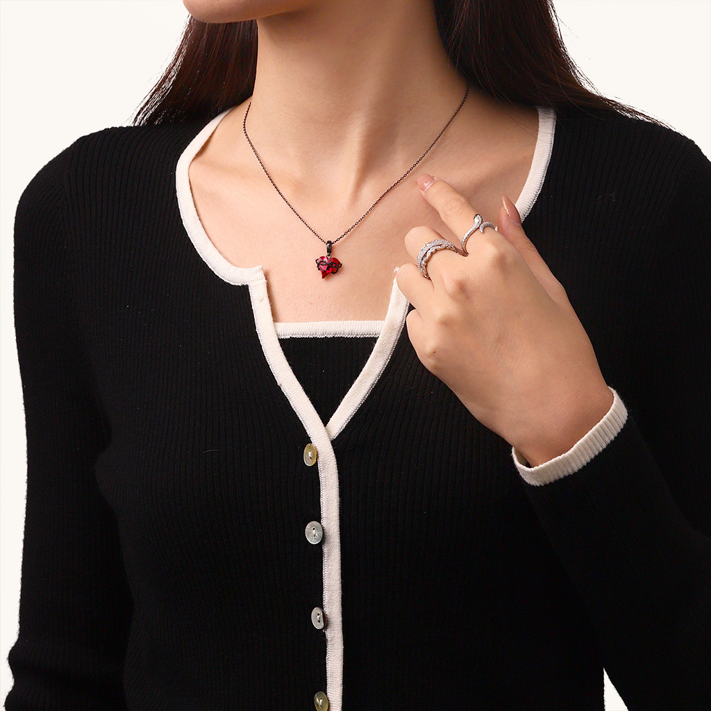 Heart of Thorns Pendant image number 3