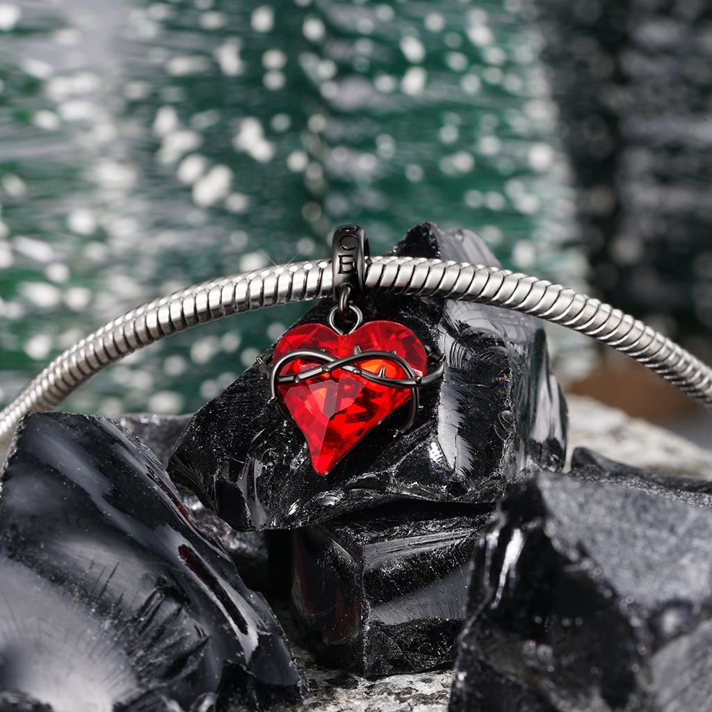 Heart of Thorns Pendant image number 2