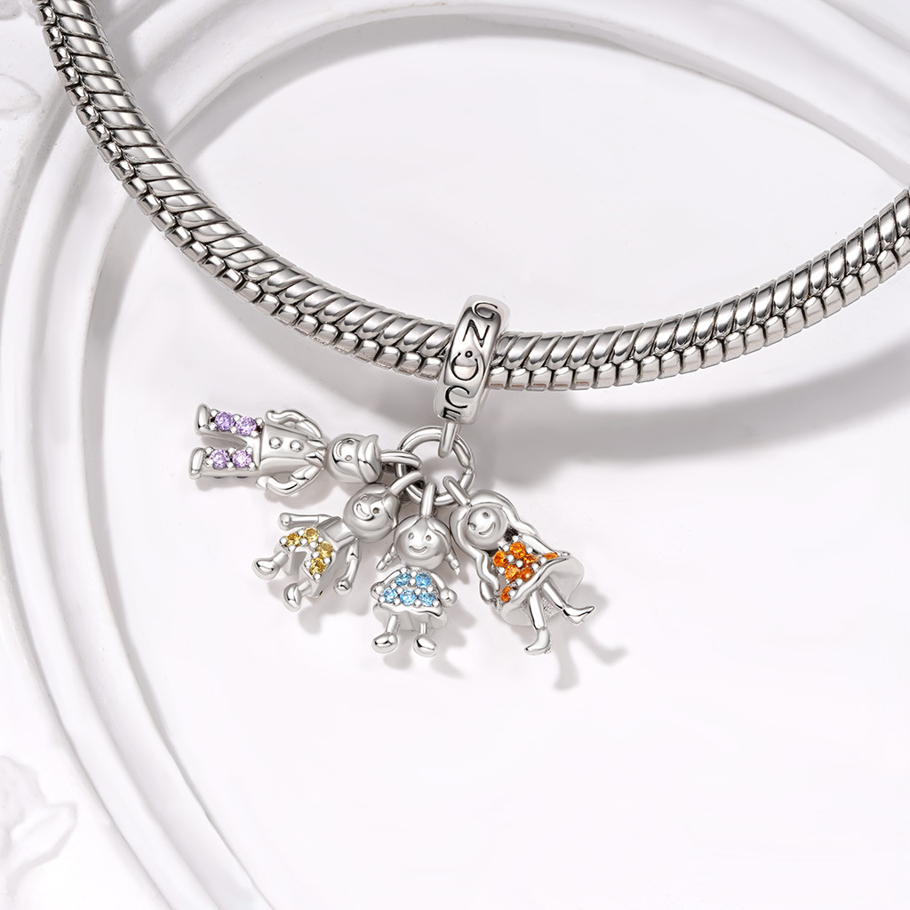 Mother's Day Family Portrait Pendant image number 3