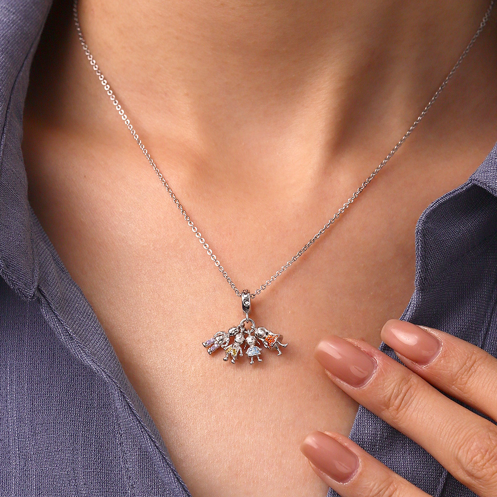 Mother's Day Family Portrait Pendant image number 6