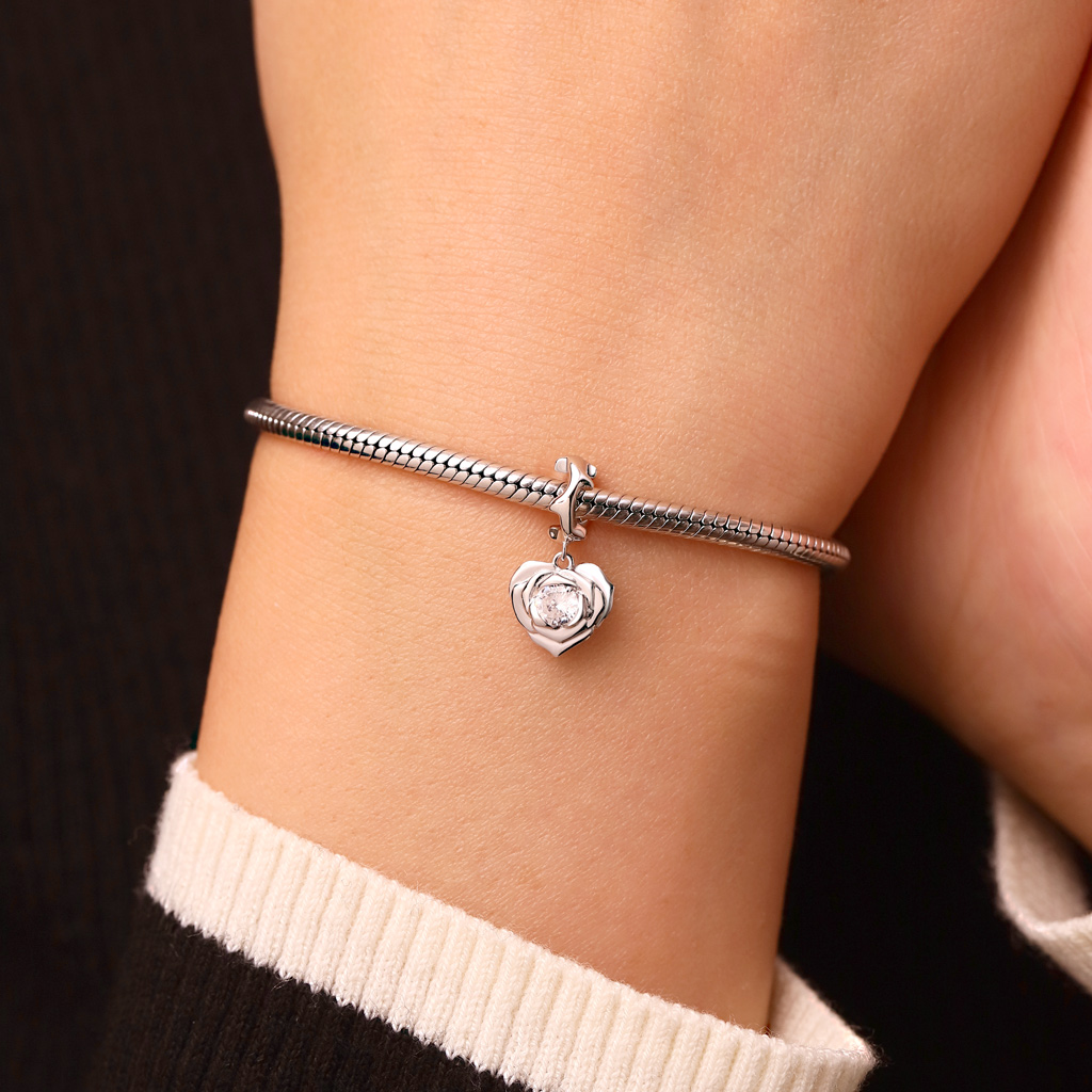 Elegant Rose Heart Pendant image number 4