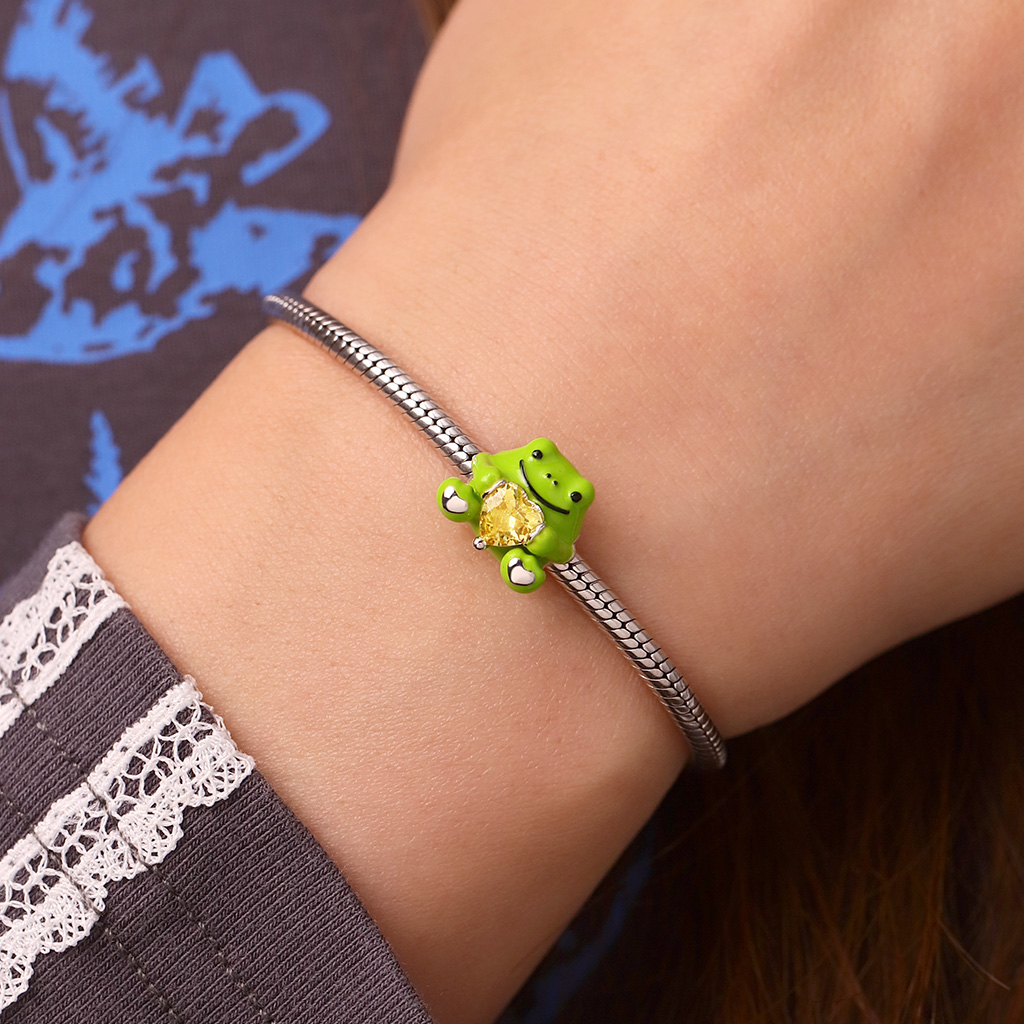 Rain Frog Embraces Love Charm image number 5