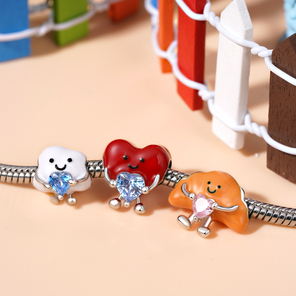 Red Heart Embraces Love Charm image number 3