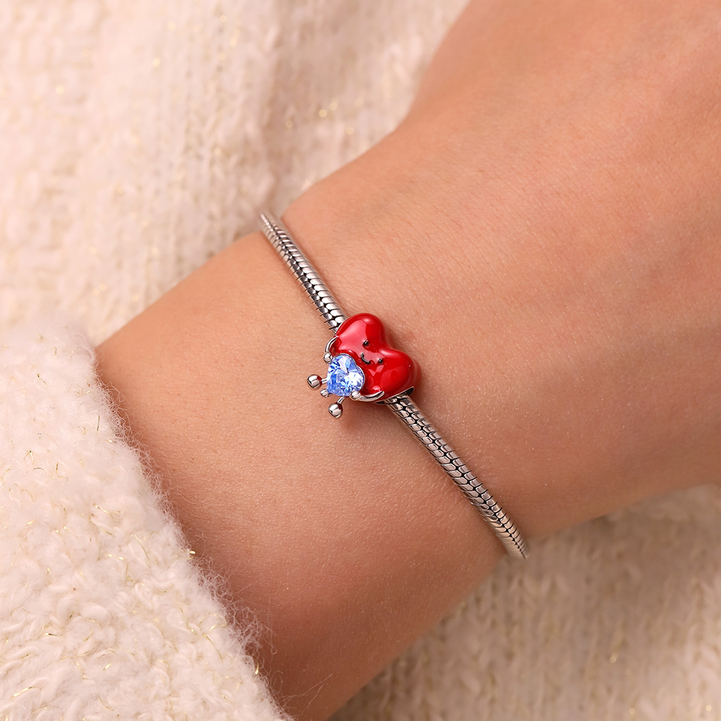 Red Heart Embraces Love Charm image number 6