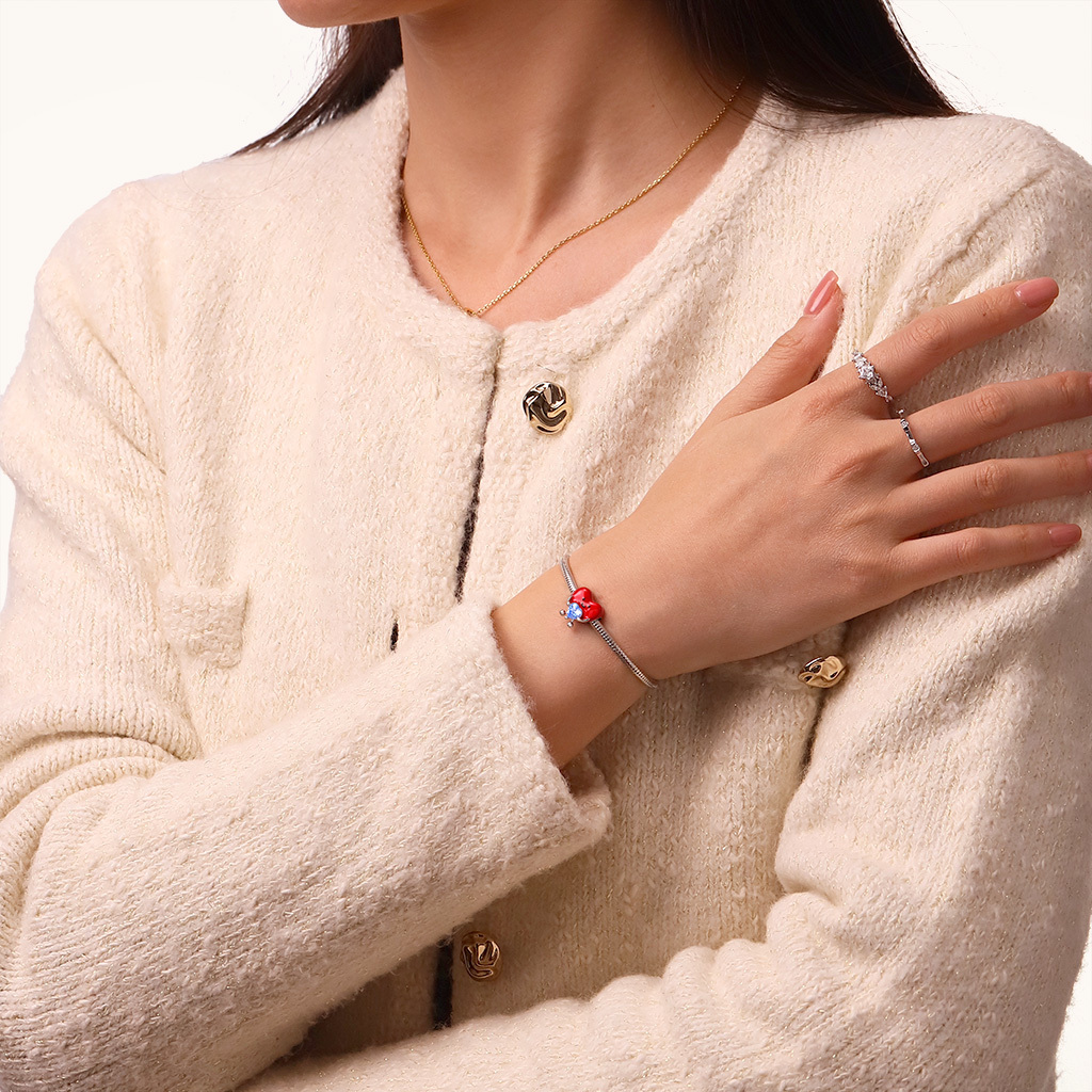 Red Heart Embraces Love Charm image number 5