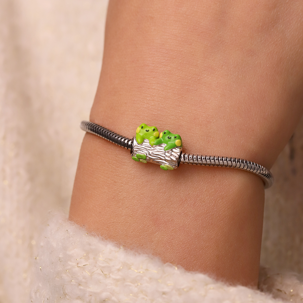 Frogs in Love Charm image number 4