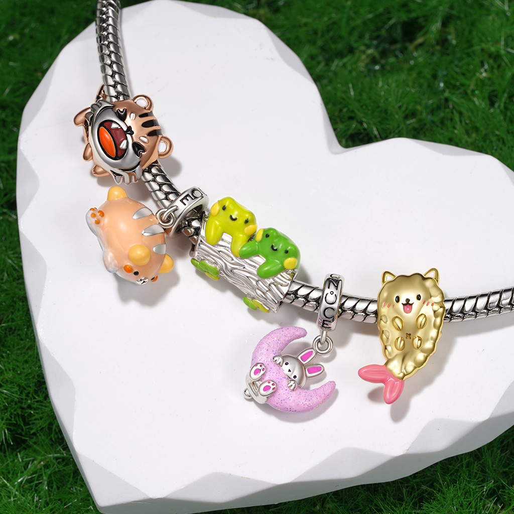 Frogs in Love Charm image number 4