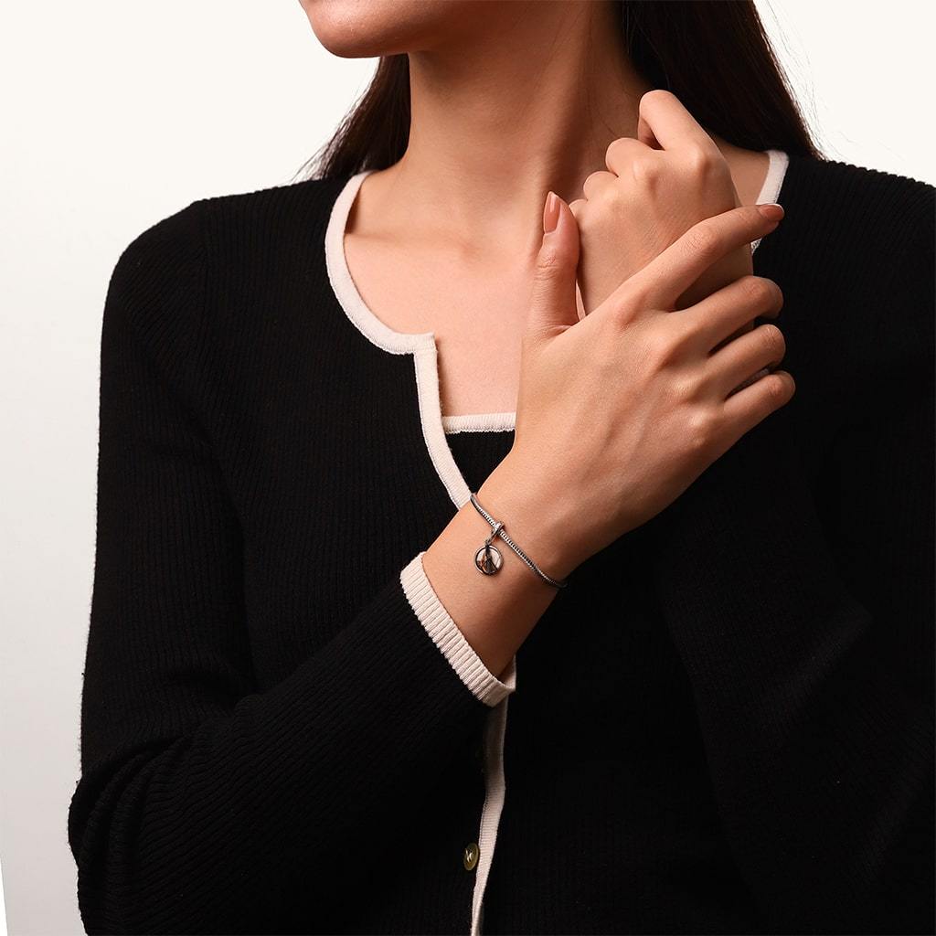 Daryl Dixon & Crossbow Pendant image number 5