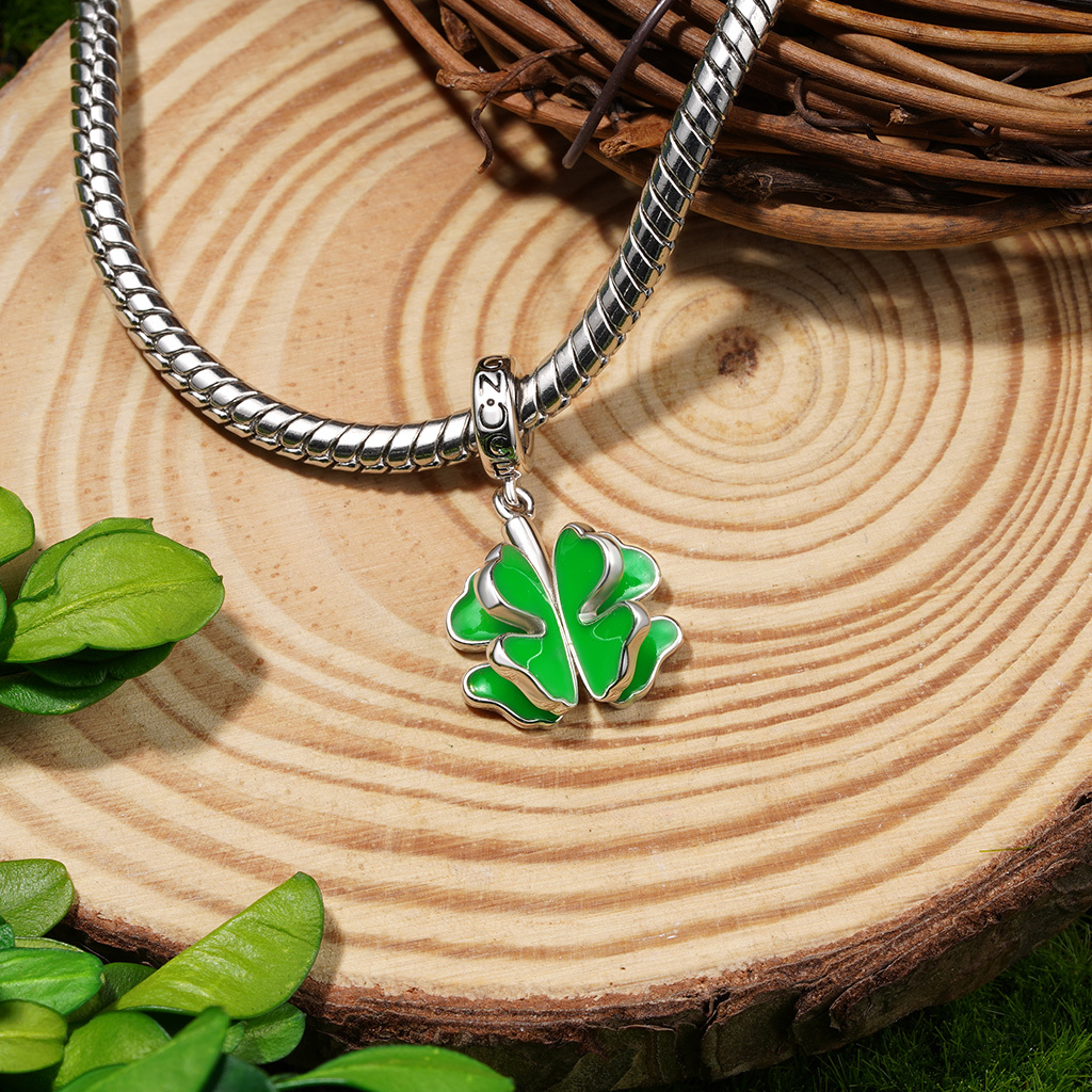 Four-leaf Clover Swaying Leafs Pendant image number 3