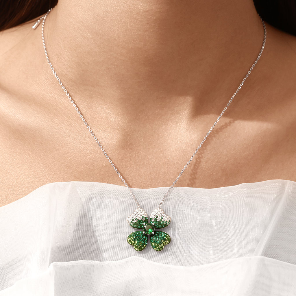 Four Leaf Clover Pendant Necklace image number 5