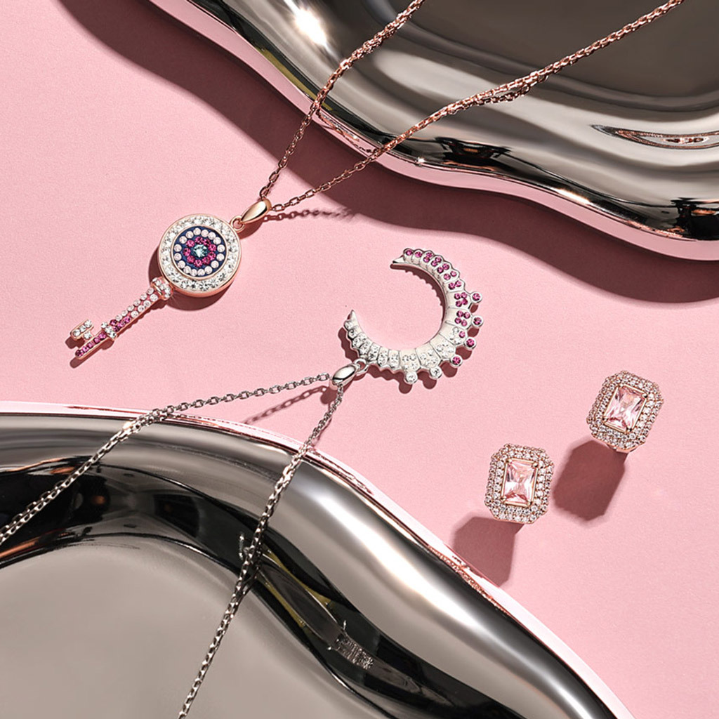 Pink Rose Gold Square Stud Earrings image number 3