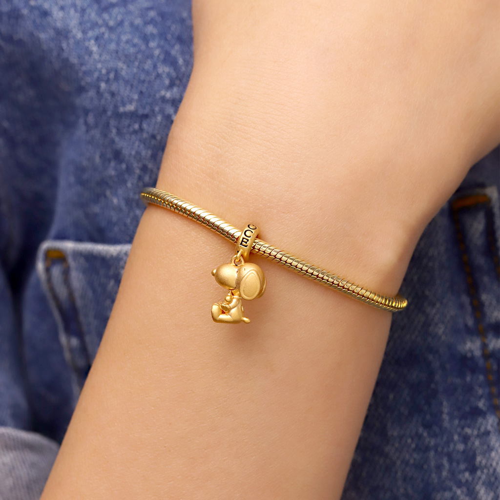 18k Gold Snoopy Hugging Woodstock Pendant image number 4