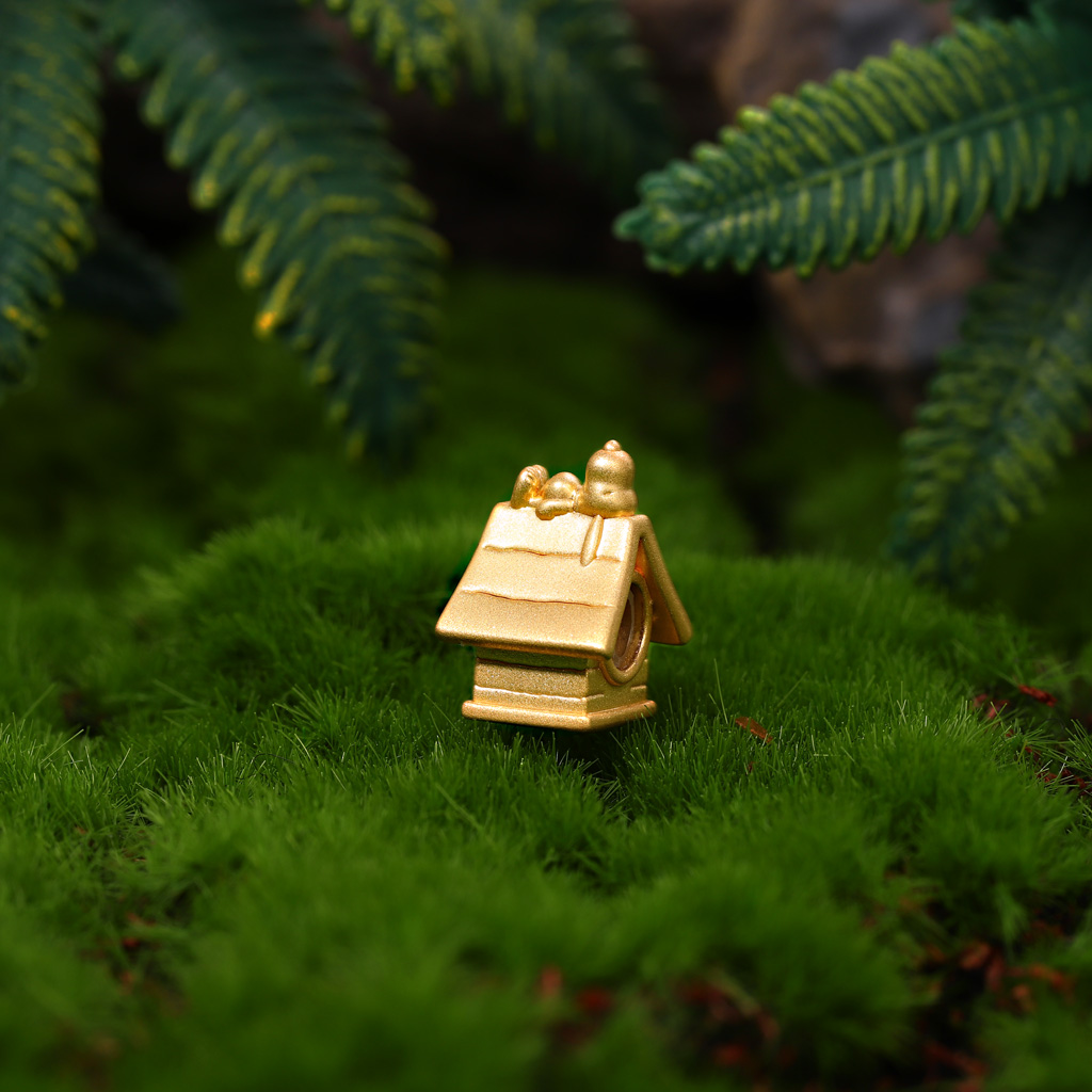 18k Gold Snoopy Doghouse Charm image number 2