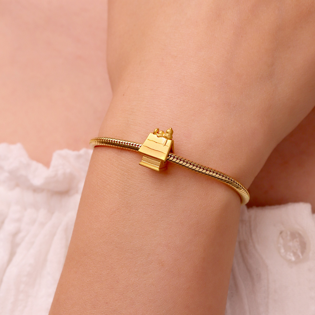 18k Gold Snoopy Doghouse Charm image number 5
