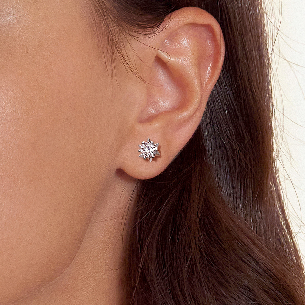 Romantic Snowflake VVS Moissanite Stud Earring image number 4