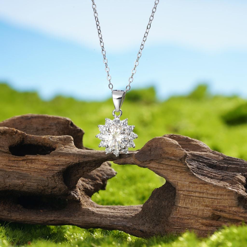 Timeless VVS Moissanite Sunflower Necklace image number 3