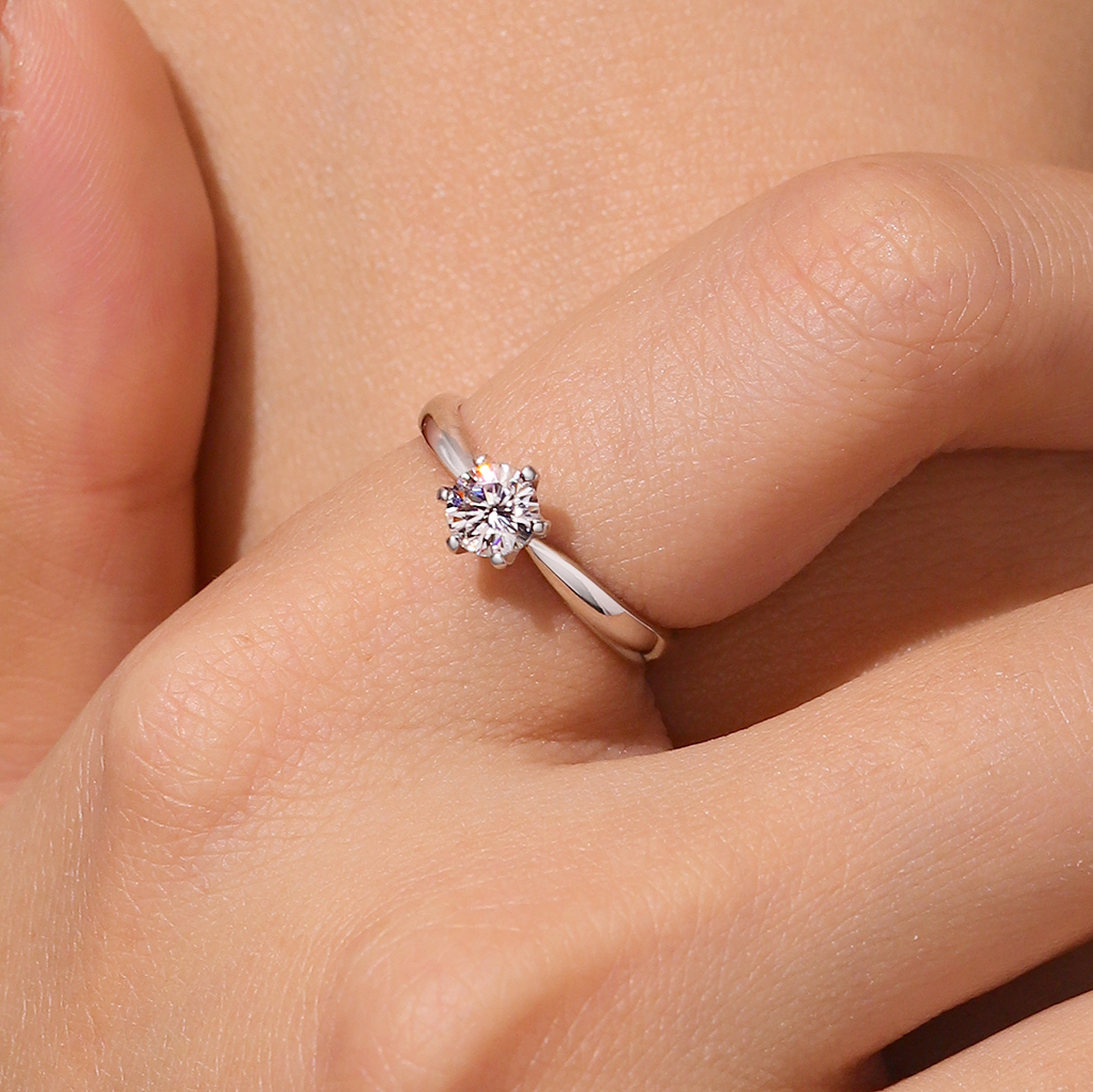 Classic 1Ct Round Halo VVS Moissanite Ring image number 4