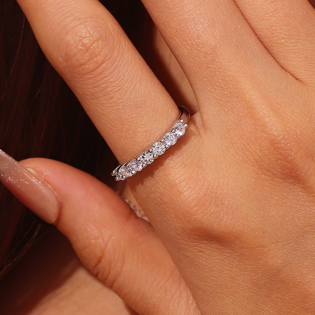 Shiny VVS Moissanite Band Ring image number 5