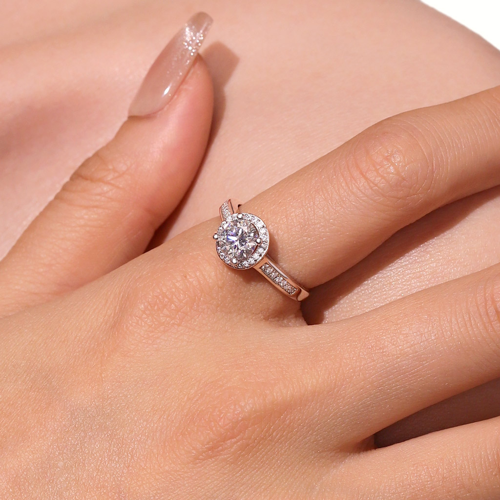 Shiny Round Halo VVS Moissanite Ring image number 4