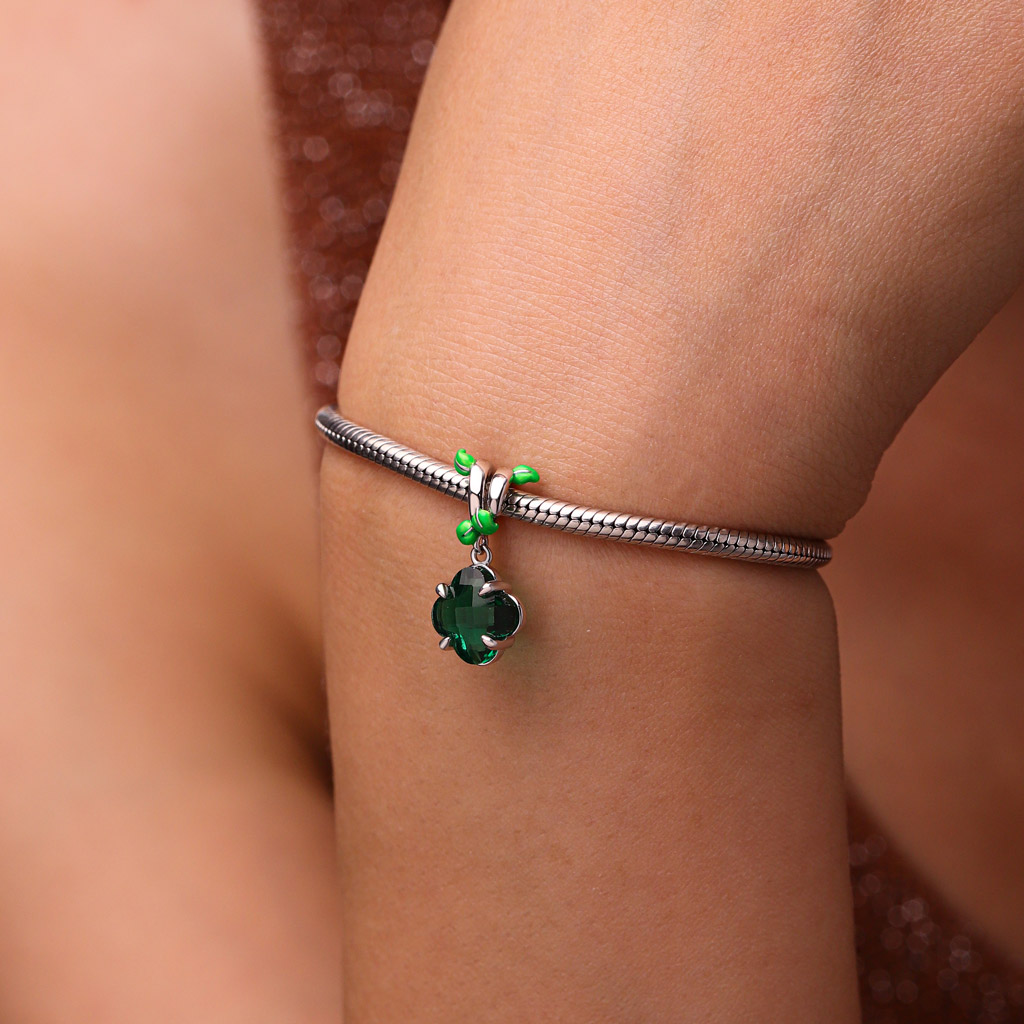 Four Leaf Clover Vine Charm image number 6