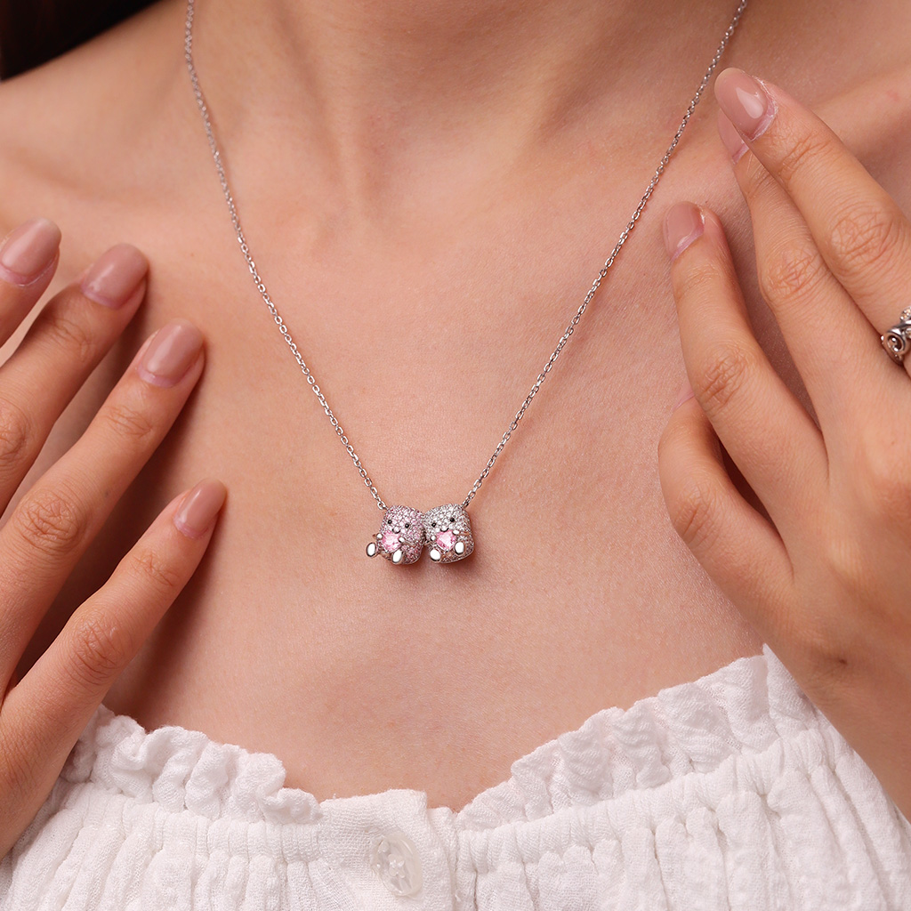 Pair of Marshmallows Diamonds Necklace image number 4