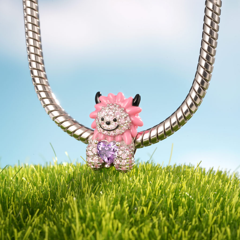 Lion Embraces Heart Charm image number 3