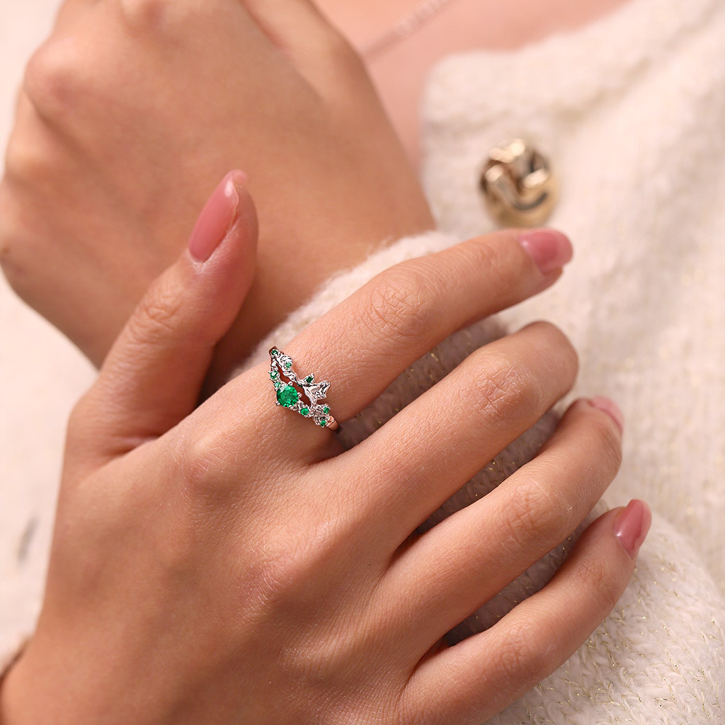 Elegant Moss Green Diamond Ring image number 3