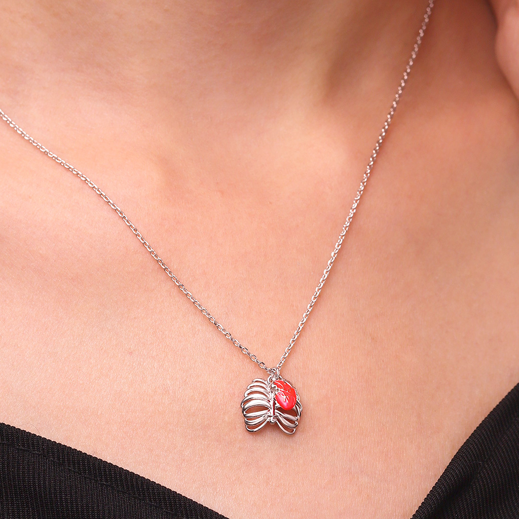 Skull Heart Necklace image number 5