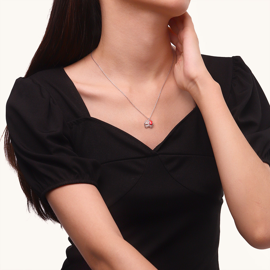 Skull Heart Necklace image number 4