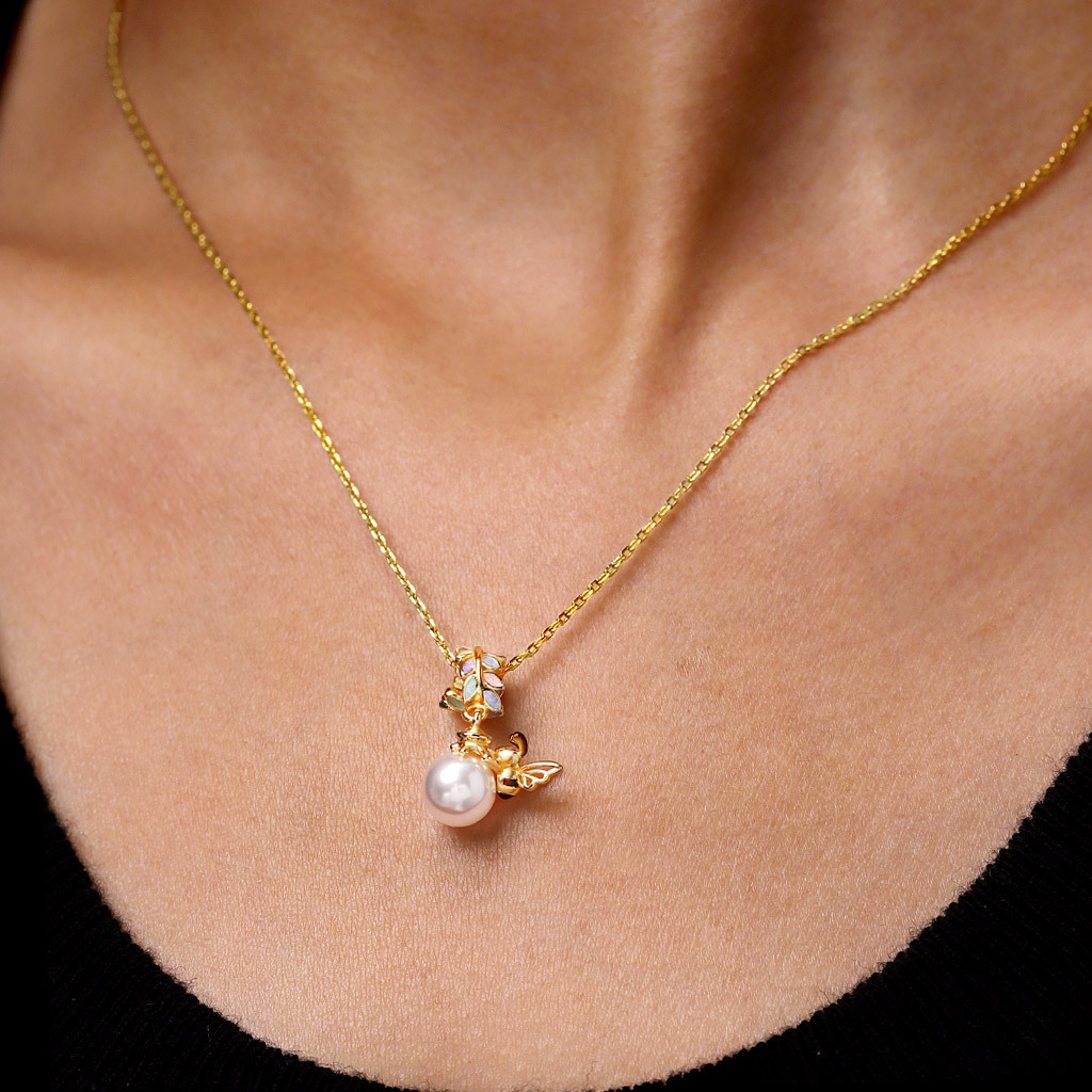 Pearl Bee Pendant image number 3