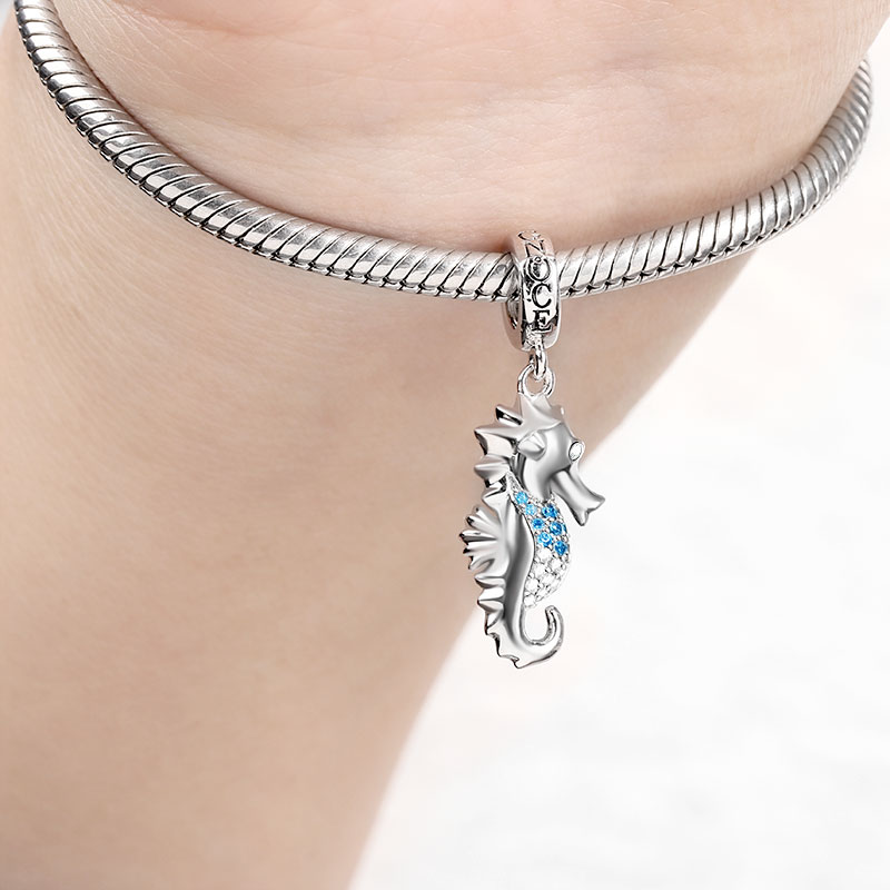 Seahorse Pendant image number 3