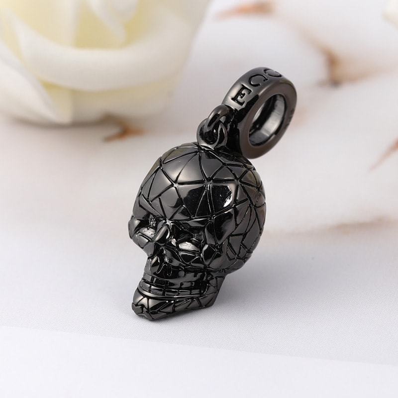 Black Skull Pendant image number 1