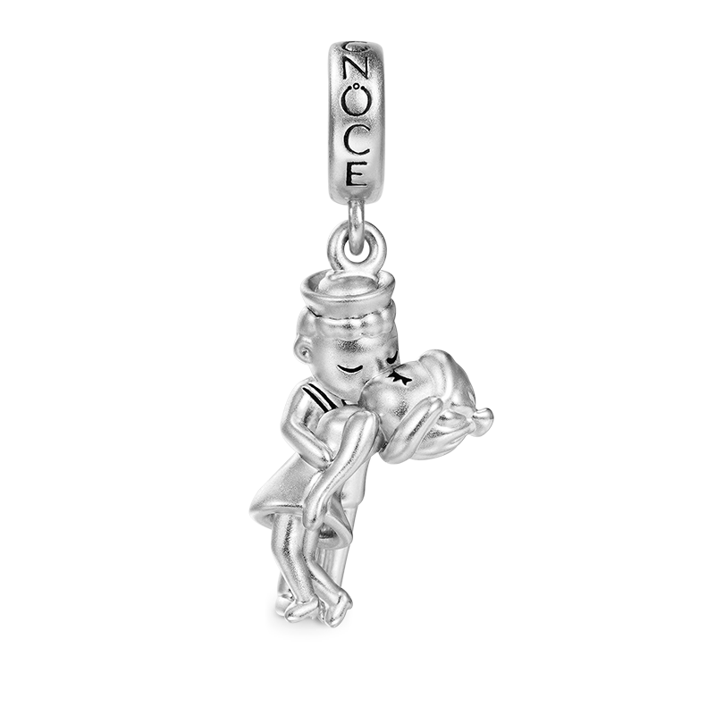 勝利のペンダントのキス image number 0