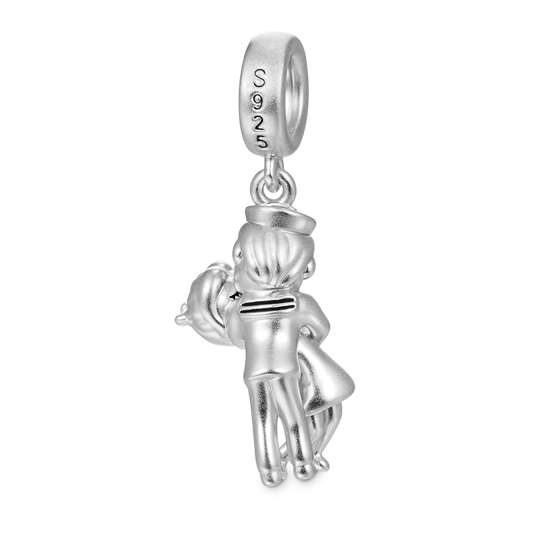 勝利のペンダントのキス image number 1