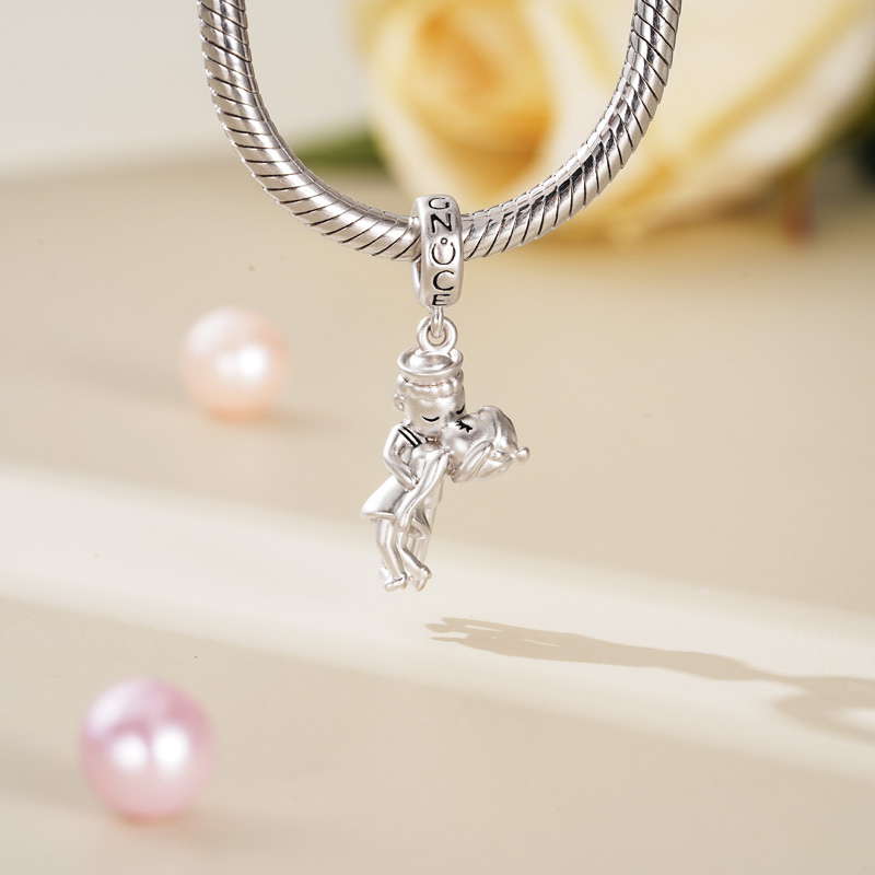 勝利のペンダントのキス image number 2