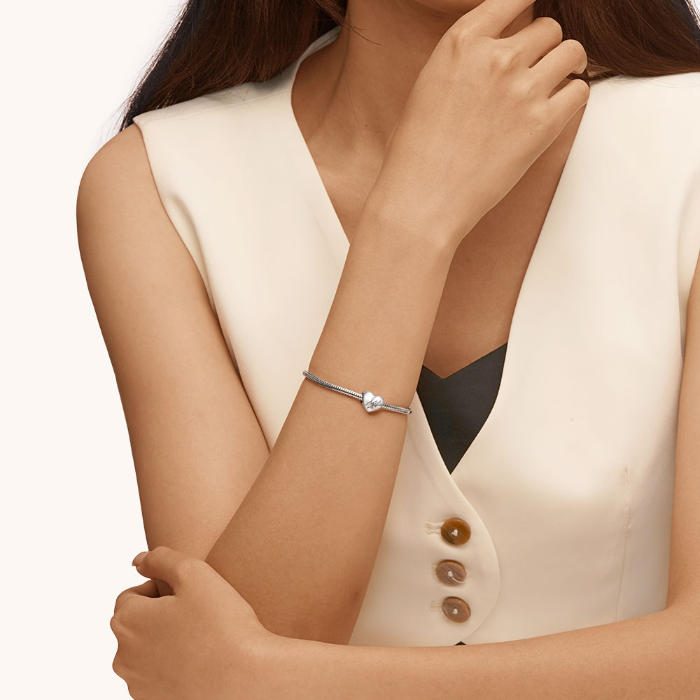 大人と子供が手をつなぐチャーム image number 3