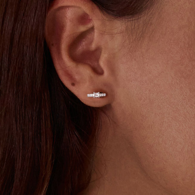 華奢な輝きのスタッドピアス image number 4