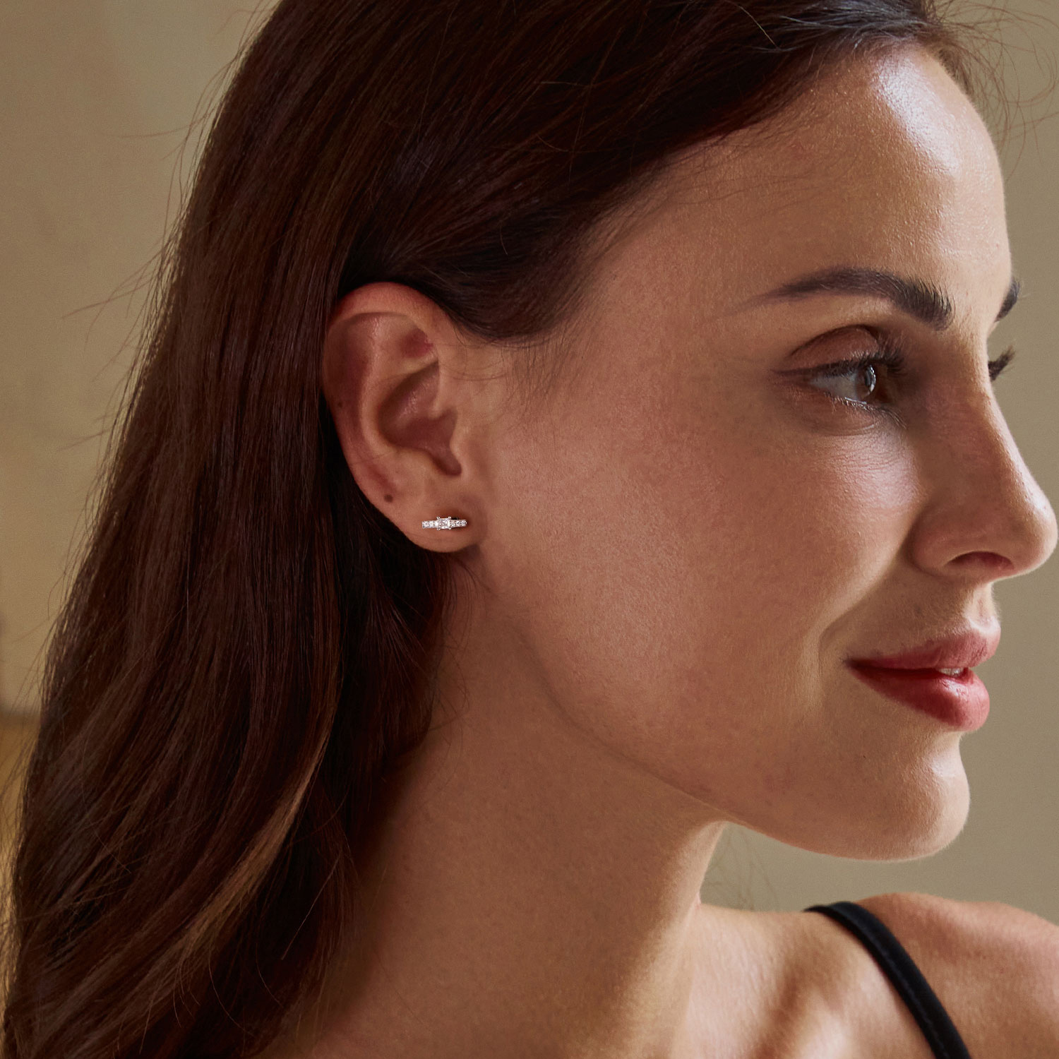 華奢な輝きのスタッドピアス image number 3