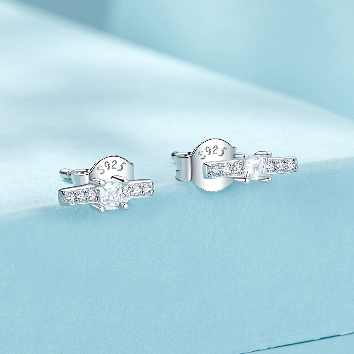 華奢な輝きのスタッドピアス image number 1