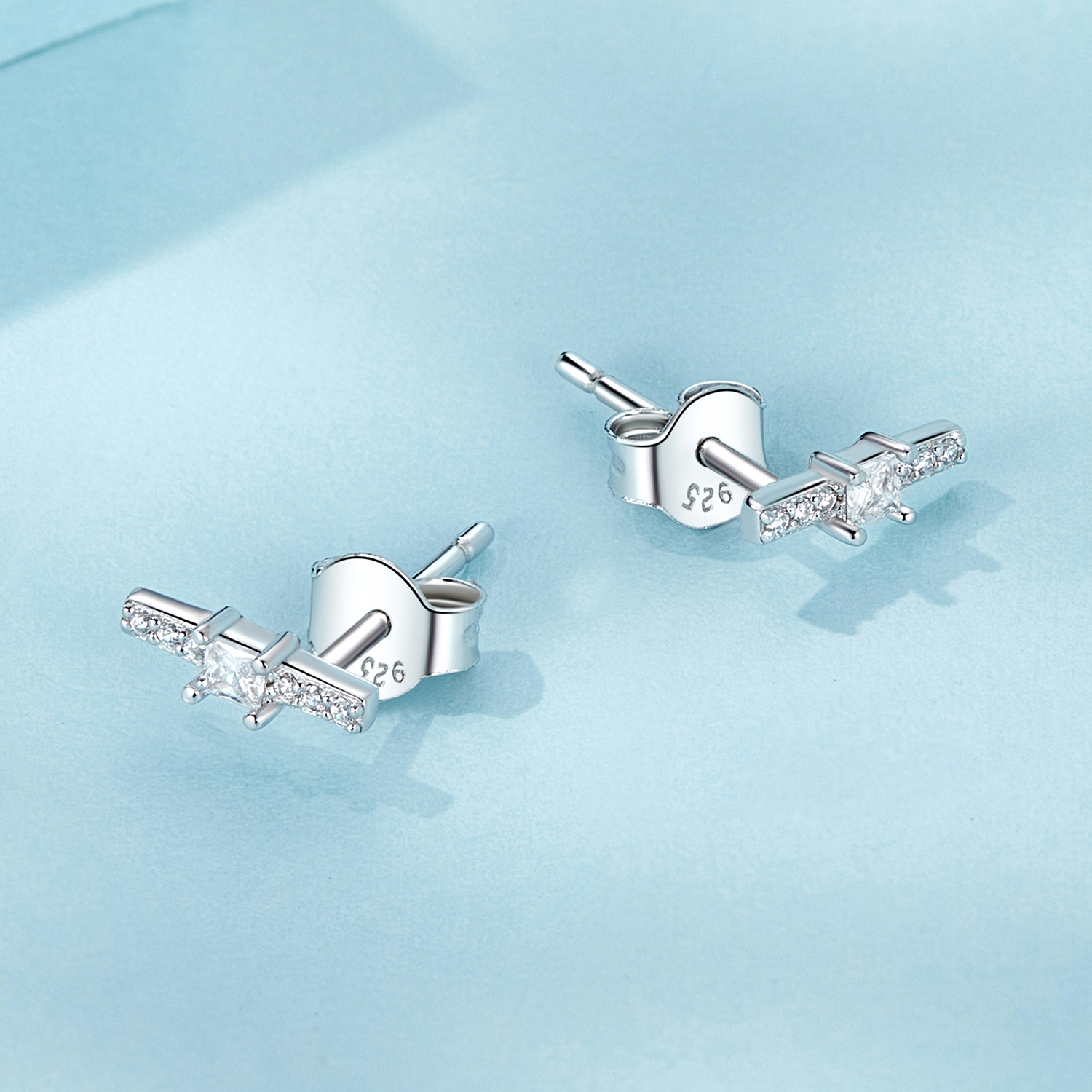 華奢な輝きのスタッドピアス image number 2